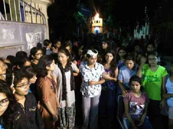 बीएचयू लाठीचार्ज में घायल छात्राएं