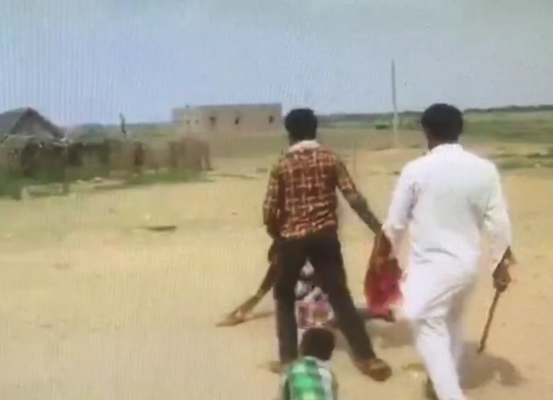 woman beaten up brutally while her daughter abducted