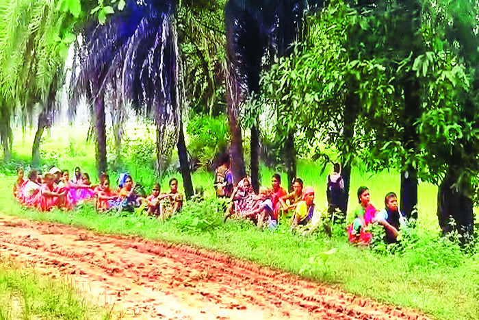 naxalites killed villeger