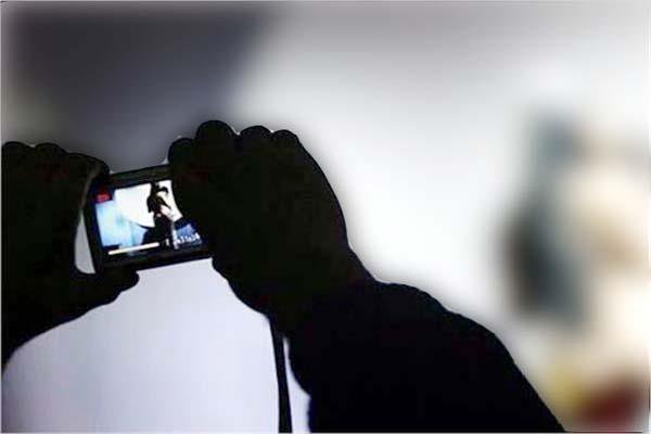 dirtyboy peeping in the girls bathroom