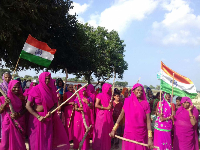 Gulabi Gang Sampat Pal and farmers protest for land in Unnao