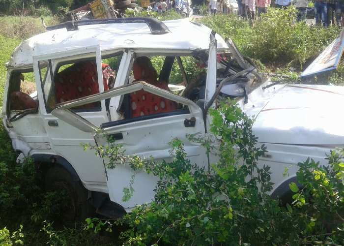 Eight people die in road accident