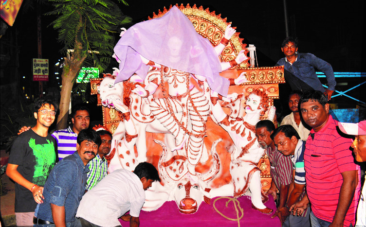 सज-धज कर तैयार हो चुका पंडाल, ढाक की थाप पर आज विराजेंगी मां जगदम्बा