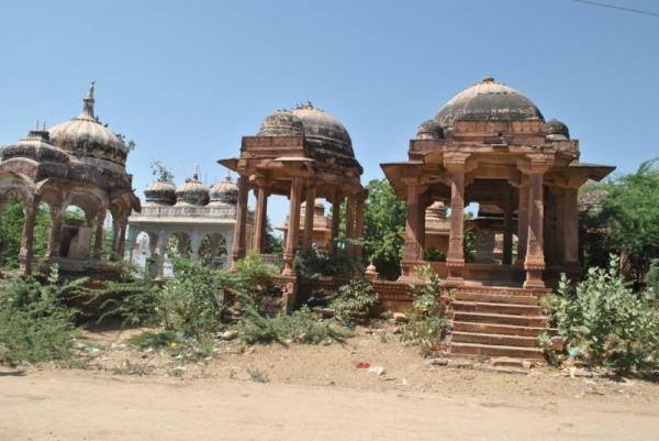 विश्व पर्यटन दिवस: पुरा छतरियों के गुम्बद गिरने के कगार पर..