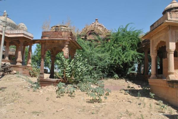 विश्व पर्यटन दिवस: पुरा छतरियों के गुम्बद गिरने के कगार पर..