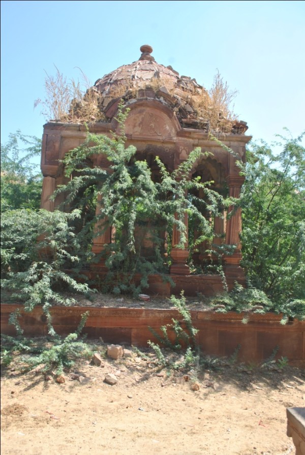विश्व पर्यटन दिवस: पुरा छतरियों के गुम्बद गिरने के कगार पर..