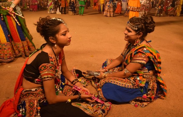 Dandiya festival,Patrika Dandiya,Stylish dandiya,Garba and Dandiya,Dandiya,Dandiya steps,dandiya ras,garba video,Navratri,navratri 2017,durga utsav,