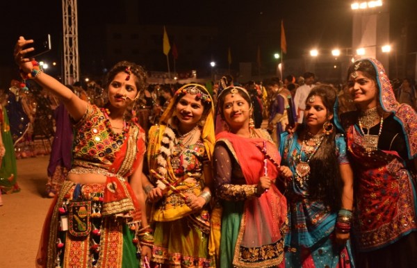 Dandiya festival,Patrika Dandiya,Stylish dandiya,Garba and Dandiya,Dandiya,Dandiya steps,dandiya ras,garba video,Navratri,navratri 2017,durga utsav,