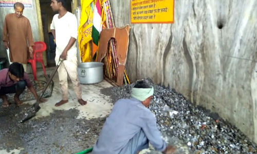 दानघाटी मंदिर में सिक्के
