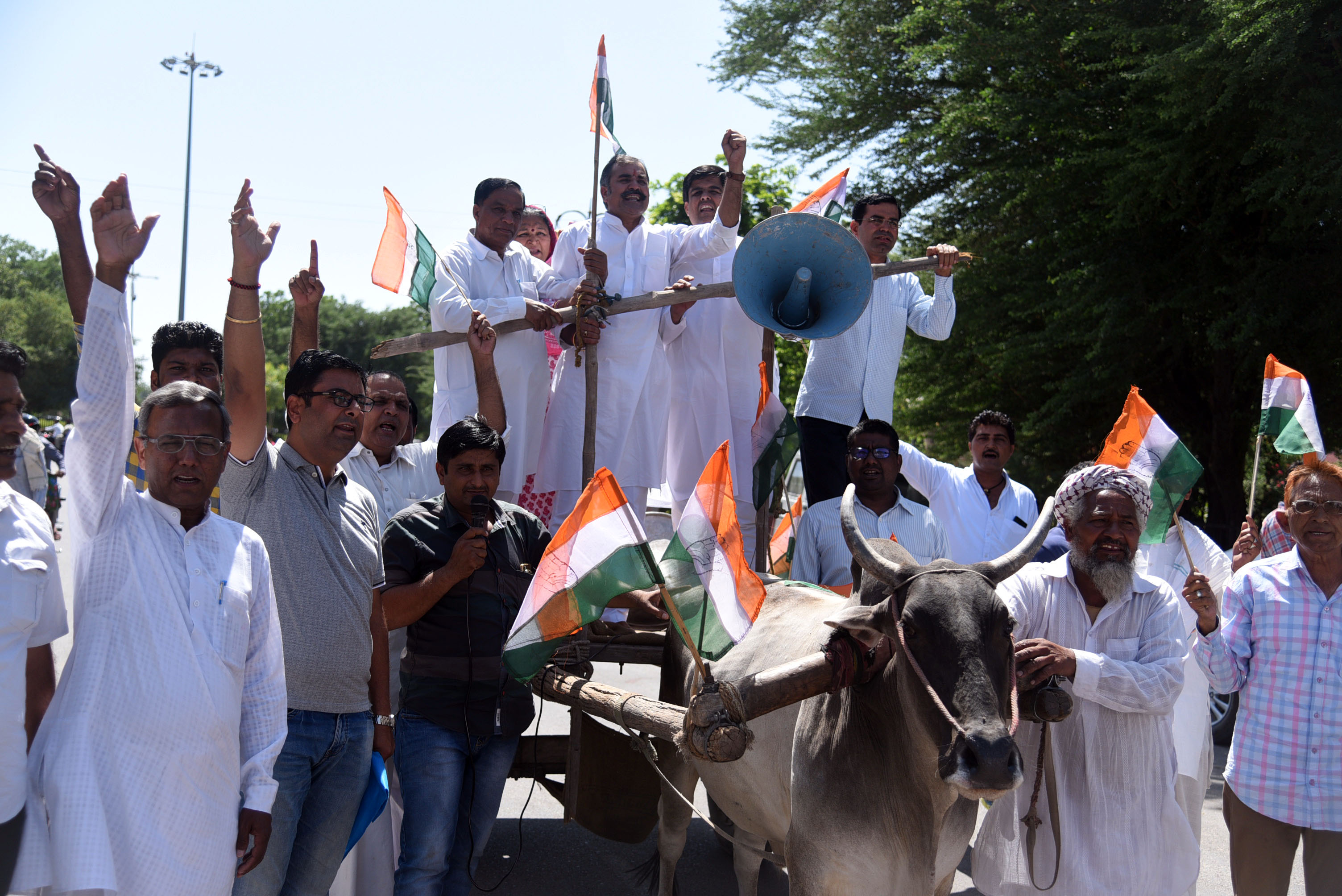 Congress protest against expensiveness
