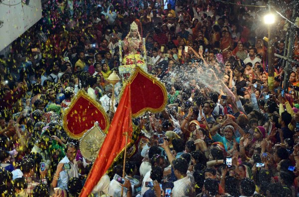 Shardiya Navratri 2017: phoolon ki holi celebration at udaipur 2017