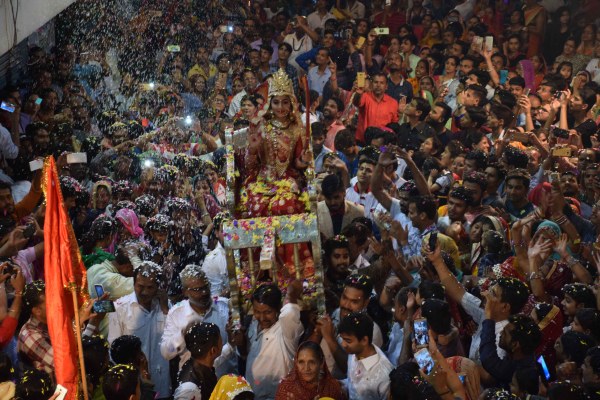 Shardiya Navratri 2017: phoolon ki holi celebration at udaipur 2017