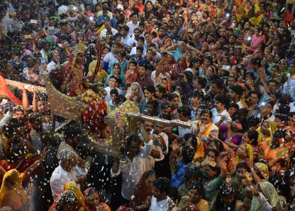 Shardiya Navratri 2017: phoolon ki holi celebration at udaipur 2017
