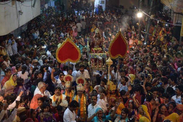 Shardiya Navratri 2017: phoolon ki holi celebration at udaipur 2017