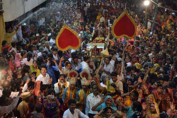 Shardiya Navratri 2017: phoolon ki holi celebration at udaipur 2017