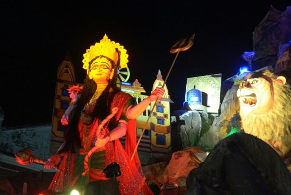 नवमी पर देर रात तक दुर्गा पंडाल में उमड़ा रहा लोगों का हुजूम