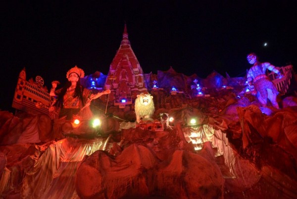 नवमी पर देर रात तक दुर्गा पंडाल में उमड़ा रहा लोगों का हुजूम