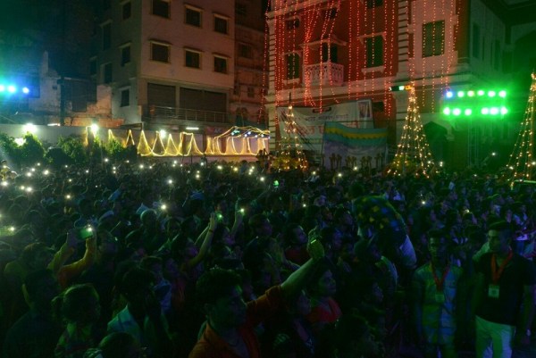 नवमी पर देर रात तक दुर्गा पंडाल में उमड़ा रहा लोगों का हुजूम