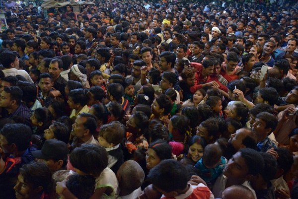 नवमी पर देर रात तक दुर्गा पंडाल में उमड़ा रहा लोगों का हुजूम