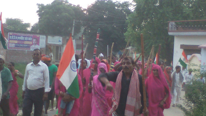 Farmers and Gulabi Gang protest against UPSIDC in Unnao