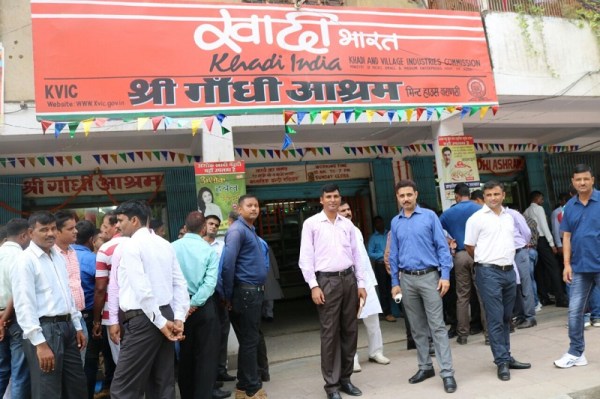 NDRF की अनोखी पहल, खादी खरीद कर मनायी महात्मा गांध की जयंती