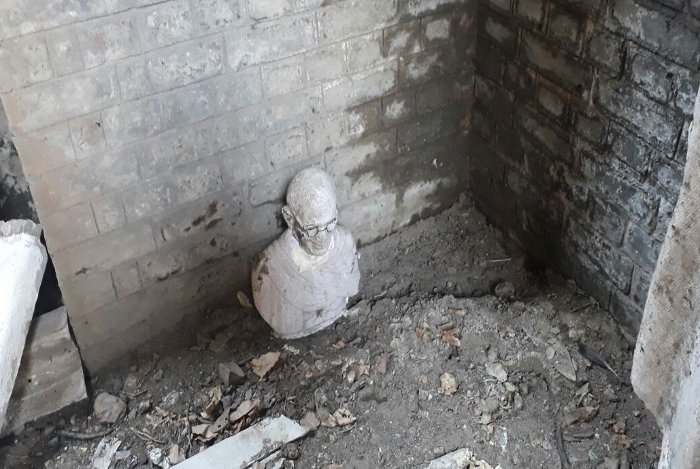 gandhi statue in garbage, gandhi statue in Kota, gandhi statue railway loco yard, gandhi jayanti 2017, gandhi jayanti, mahatma gandhi, Chambal River, Gandhi Asthi Visarjan Sthal Kota, mahatma gandhi birth anniversary, Rampura Ghat Kota,