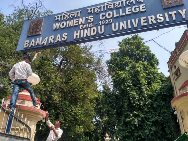 महिला छात्रावास के प्रवेश द्वार पर सीसीटीवी कैमरा लगाने का काम तेज