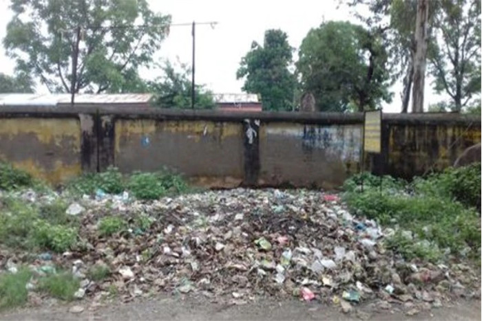 PM Modi Swachh Bharat Abhiyan is Ignored by Officers in Government offices