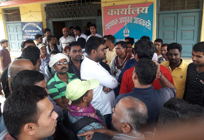 सरकारी शराब दुकान के सेल्स मेन और सुपरवाईजर के वेतन में की कटौती, भड़के कर्मी, किया दफ्तर में हंगामा