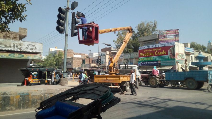 repairing traffic light