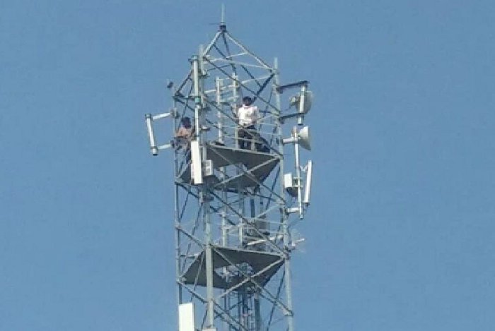 students climbing on mobile tower, Student protest in baran, students Climb on tower at baran, Rajasthan University, Naresh Meena, former General Secretary of Rajasthan University, Rajasthan patrika, Kota patrika, Baran patrika, Patrika News, Kota News