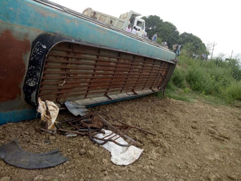 बस पलटी,