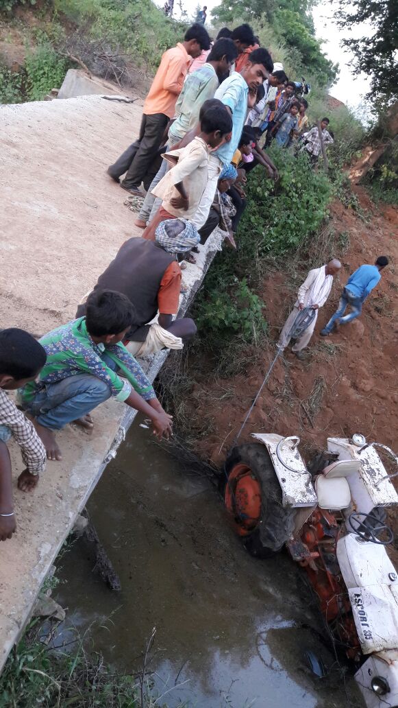 tractor fall from bridge in Panna madhya pradesh
