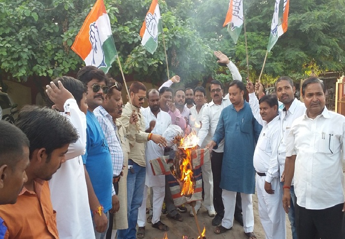 Congress burn effigy of Amit Shah