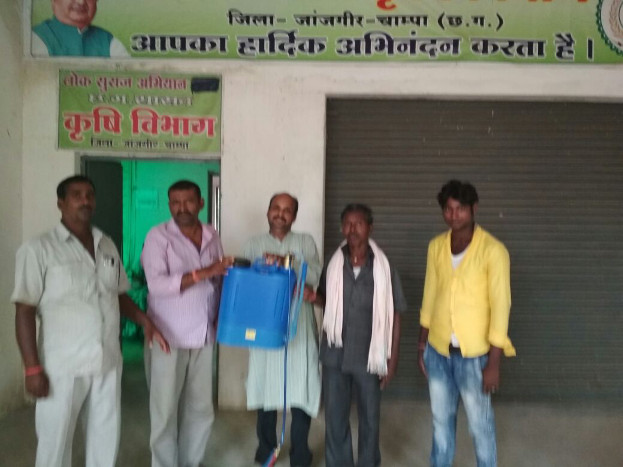 किसानों को दोहरी मार, कीट प्रकोप से फसल हो रहा बर्बाद, सरकार ने भी बढ़ाई स्प्रेयर पंप की कीमत