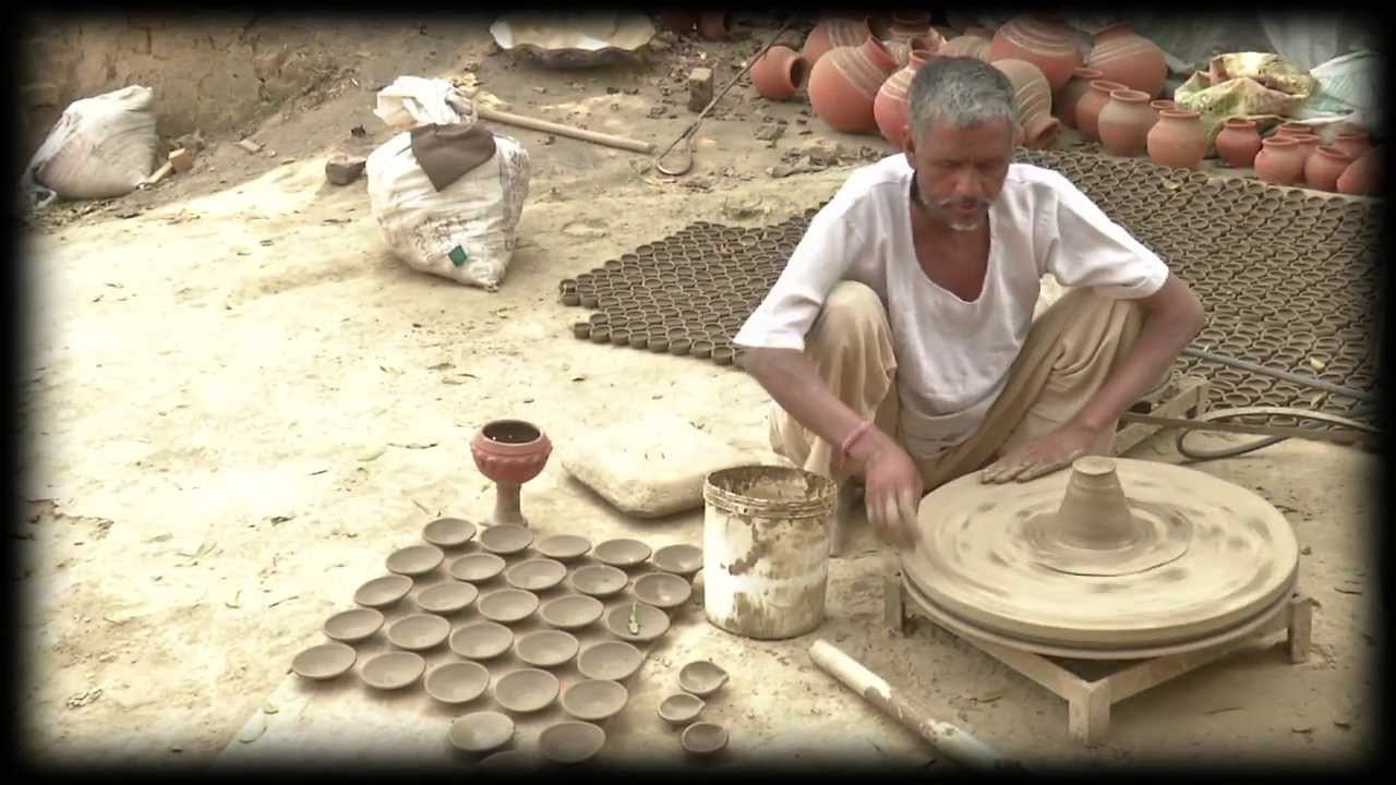 Kumhar making diya for dipavali