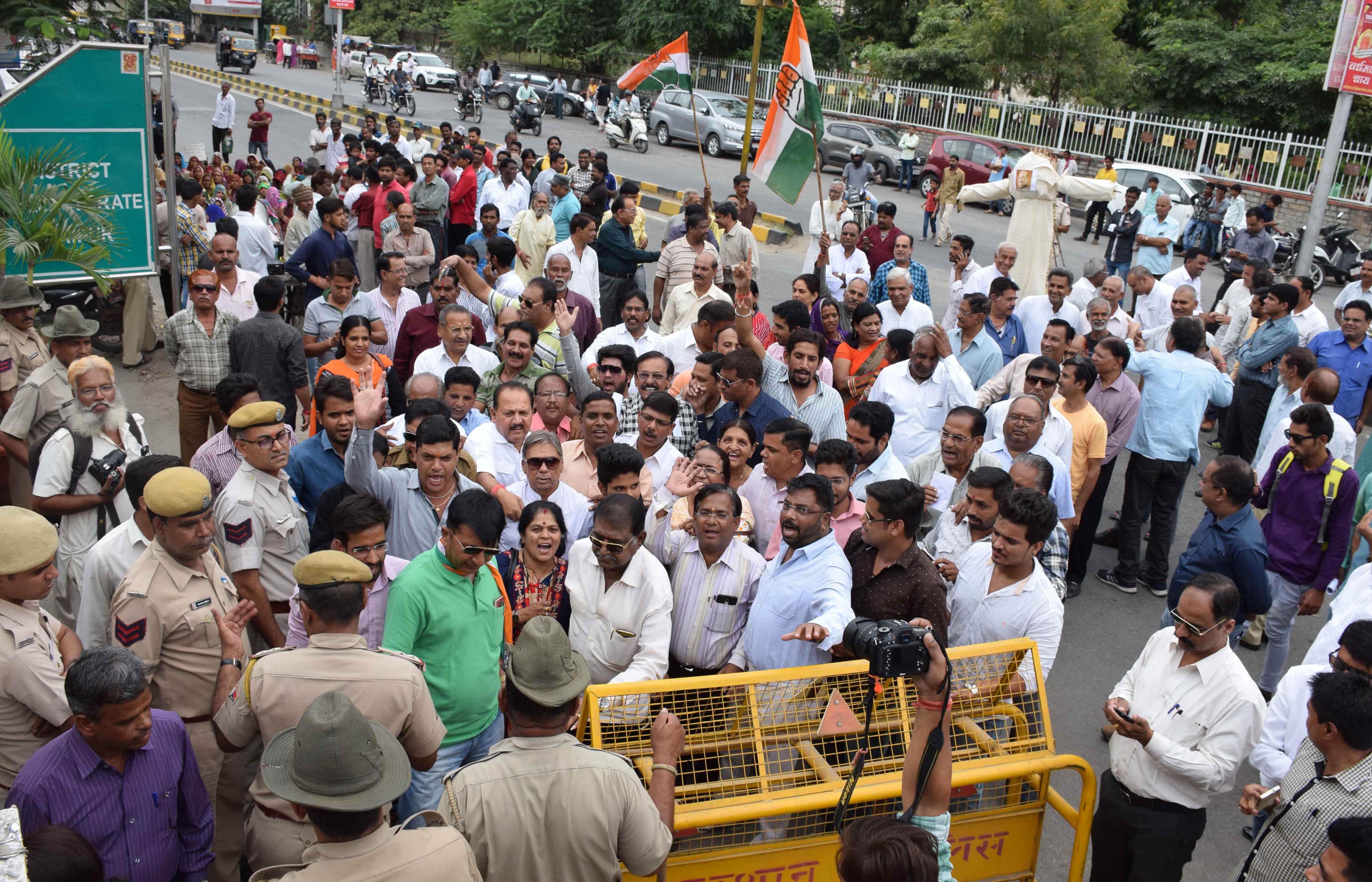 video: congress protest at collector office udaipur