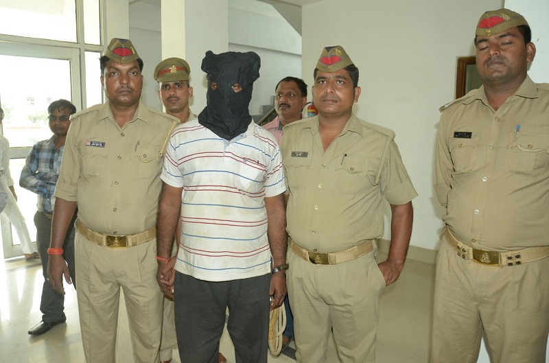 जंसा पुलिस ने ठग विजय कुमार विश्वकर्मा को गिरफ्तार किया
