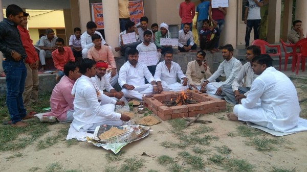 छात्रों का वीसी के लिए बुद्धि-शुद्धि यज्ञ