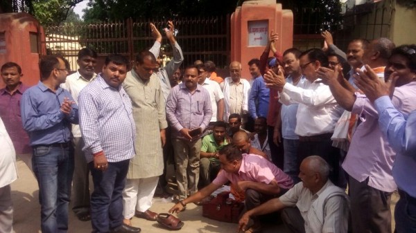 कर्मचारियों ने किया जूता पॉलिश