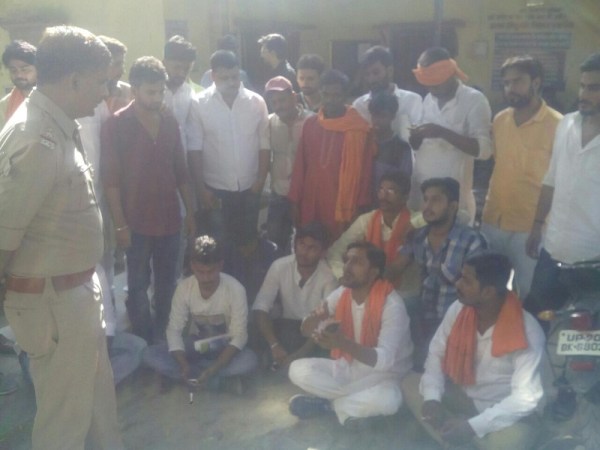 कार्रवाई की मांग को लेकर छात्रों ने सिगरा थाने में प्रदर्शन किया