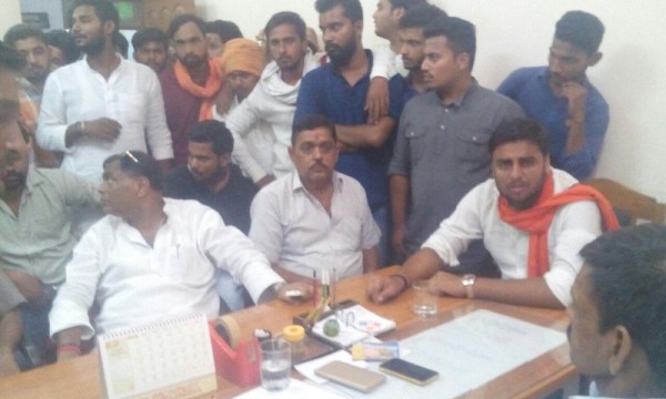 छात्रों ने किया चीफ प्राक्टर का घेराव