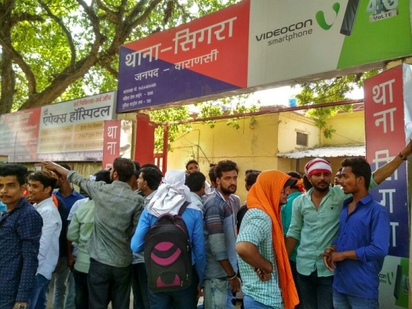 कार्रवाई की मांग को लेकर छात्रों ने सिगरा थाने में प्रदर्शन किया