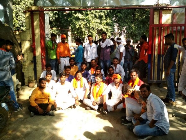 कार्रवाई की मांग को लेकर छात्रों ने सिगरा थाने में प्रदर्शन किया