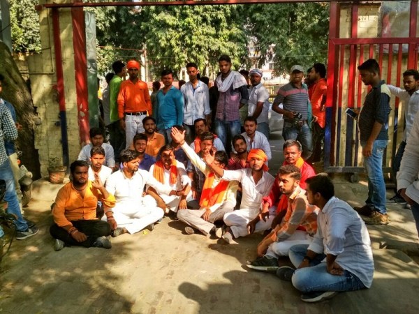 कार्रवाई की मांग को लेकर छात्रों ने सिगरा थाने में प्रदर्शन किया