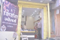 Gold of 90 thousand gold taken from womens gang bullion shop