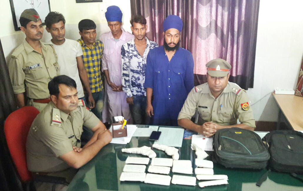 GRP arrested five crooks from mathura railway station