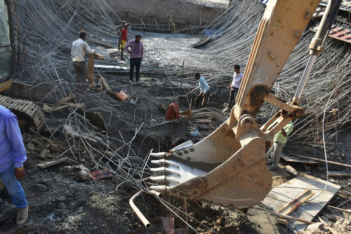 निर्माणाधीन पुल ढही, दबने से एक मजदूर की मौत, नौ घायल