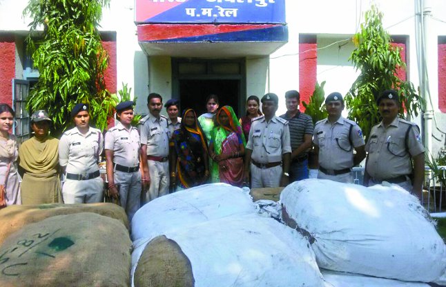 Two Lady smagler Arrests at Vindhyachal Express,Indian Railway, Indian Railways, Railway, Rail, Train, Vindhyachal Express, WCR, West Central Rail, DRM, RPF, Railway Police, MP Forest Department, Forest Department, Lady Smugglers, Smugglers, Smugglings, Smuggling of Tandupata, Jabalpur railway station, Katni railway station, Bhusaval railway station, crime, crime in Jabalpur, crime in MP, arrested Lady Smuggler in the train, take Mr. smuggler in train, train smuggling, Tendu Patta Smuggling