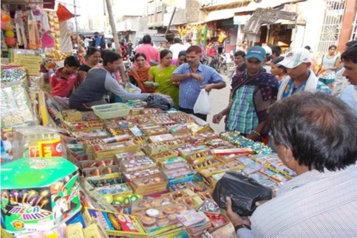 Selling fireworks outside the shop Open Invitation to Accidents,Police are not able to abide by the rules